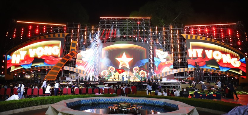 Khai mạc Triển lãm "TP. Hồ Chí Minh vươn mình cùng đất nước qua góc nhìn điện ảnh" - Ảnh 10.