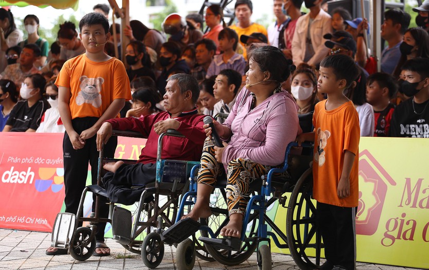 Mái ấm gia đình Việt: Cậu bé Minh Tiến bán vé số phụ giúp cha mẹ khuyết tật - Ảnh 7.