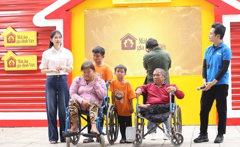 Mái ấm gia đình Việt: Cậu bé Minh Tiến bán vé số phụ giúp cha mẹ khuyết tật - Ảnh 9.