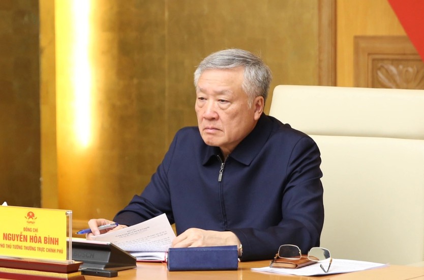 Trực thăng Bộ Quốc phòng thả hàng cứu trợ đến vùng lũ cô lập tại miền trung - Ảnh 2.