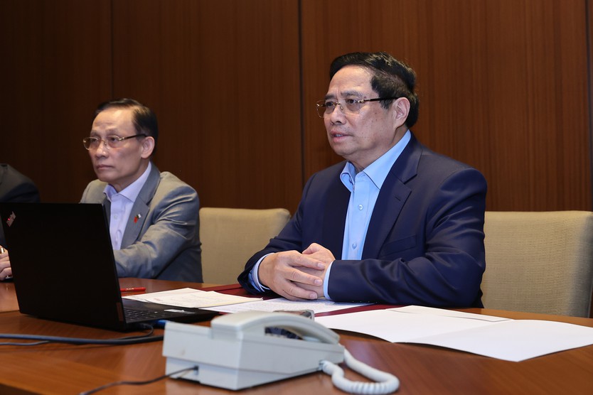 Trực thăng Bộ Quốc phòng thả hàng cứu trợ đến vùng lũ cô lập tại miền trung - Ảnh 3.