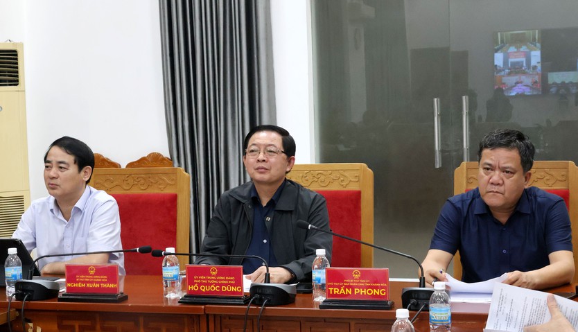 Trực thăng Bộ Quốc phòng thả hàng cứu trợ đến vùng lũ cô lập tại miền trung - Ảnh 1.