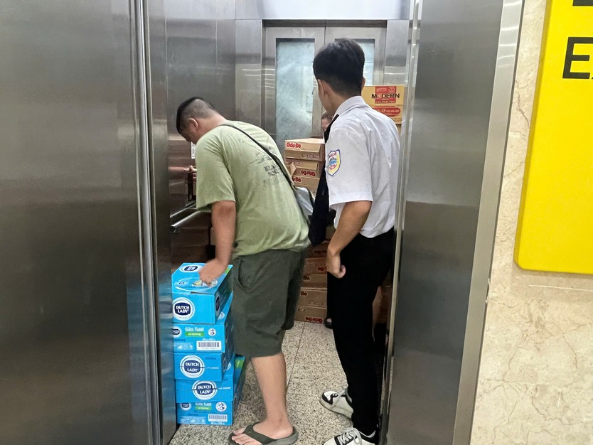 Metro số 1 mở 14 nhà ga làm điểm tiếp nhận hàng cứu trợ miền Trung - Ảnh 4.