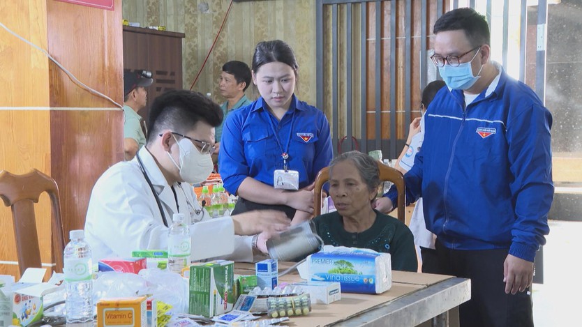Khánh Hòa: Tiếp nhận hàng trăm tấn hàng hỗ trợ người dân ảnh hưởng bởi lũ lụt  - Ảnh 3.