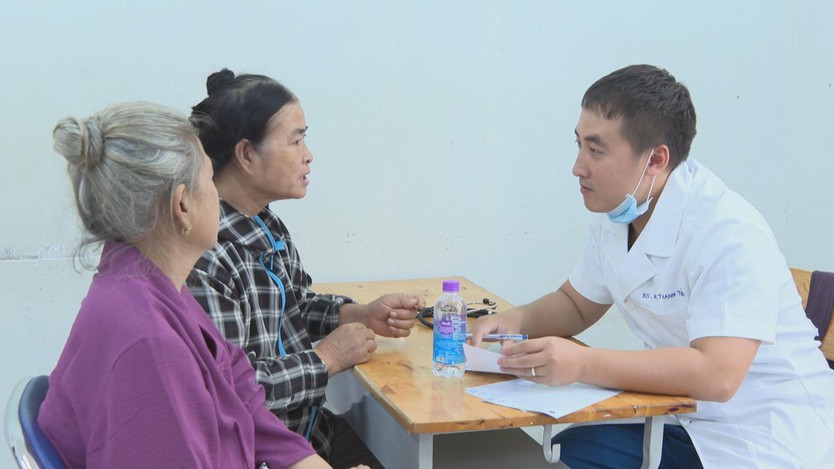60 Giây ngày 24/11/2025 I Án mạng rúng động: Thi thể trong túi hành lý ở sảnh chung cư - Ảnh 3.