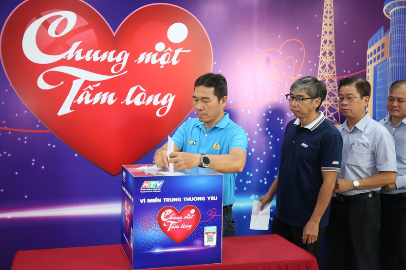 Sôi nổi không khí quyên góp quỹ "Chung một tấm lòng: Vì miền Trung thương yêu" - Ảnh 21.