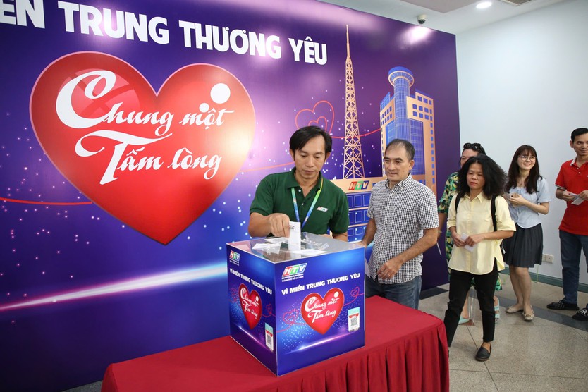 Sôi nổi không khí quyên góp quỹ "Chung một tấm lòng: Vì miền Trung thương yêu" - Ảnh 11.
