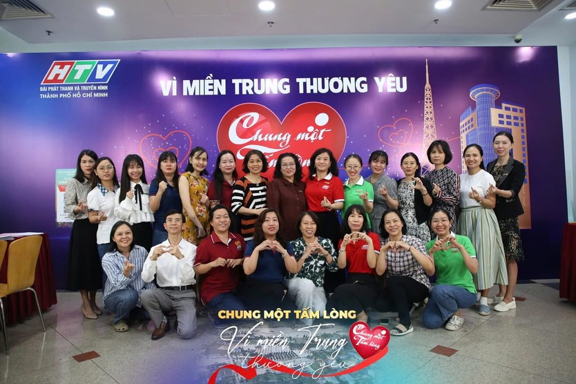 Sôi nổi không khí quyên góp quỹ "Chung một tấm lòng: Vì miền Trung thương yêu" - Ảnh 9.