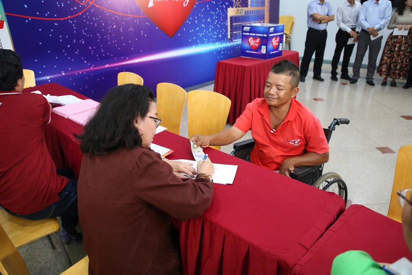 Thời sự HTV ngày 24/11/2025 | Nghĩa tình ruột thịt trong “rốn lũ”- Ảnh 2.