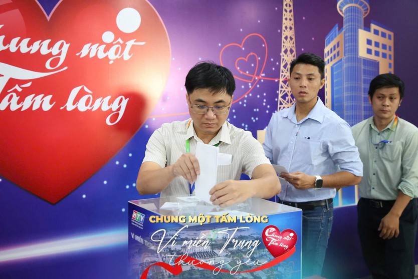 Sôi nổi không khí quyên góp quỹ "Chung một tấm lòng: Vì miền Trung thương yêu" - Ảnh 43.