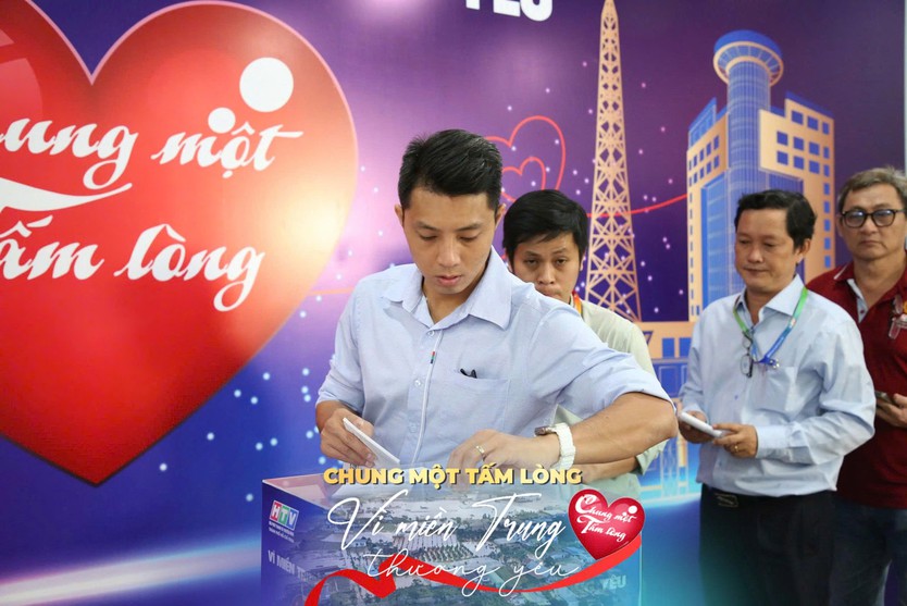 Sôi nổi không khí quyên góp quỹ "Chung một tấm lòng: Vì miền Trung thương yêu" - Ảnh 27.