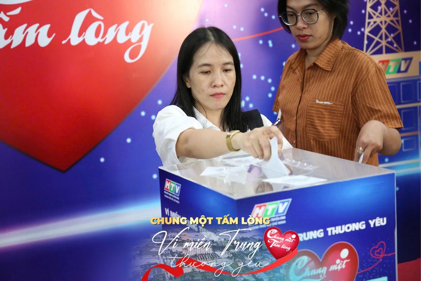 Sôi nổi không khí quyên góp quỹ "Chung một tấm lòng: Vì miền Trung thương yêu" - Ảnh 28.
