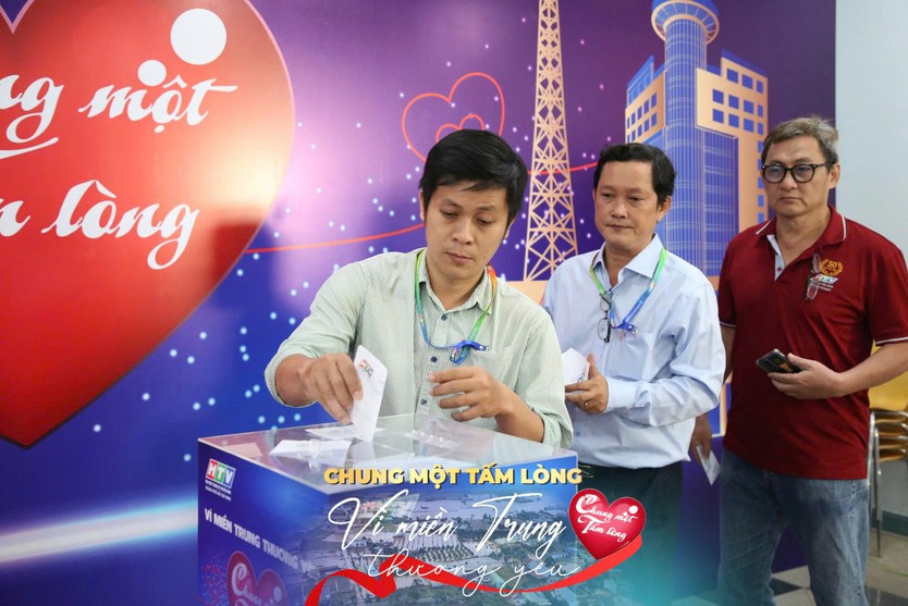 Sôi nổi không khí quyên góp quỹ "Chung một tấm lòng: Vì miền Trung thương yêu" - Ảnh 31.