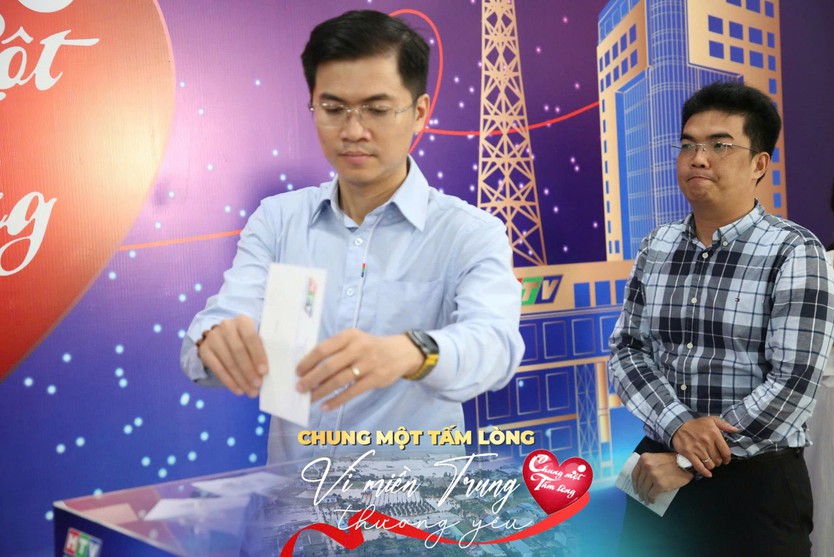Sôi nổi không khí quyên góp quỹ "Chung một tấm lòng: Vì miền Trung thương yêu" - Ảnh 30.