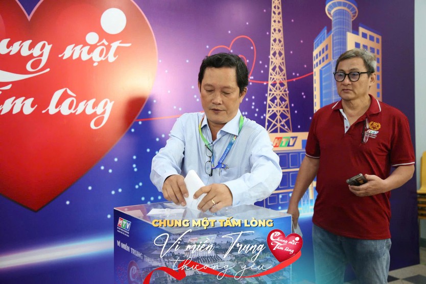 Sôi nổi không khí quyên góp quỹ "Chung một tấm lòng: Vì miền Trung thương yêu" - Ảnh 29.