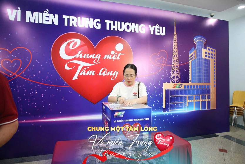 Sôi nổi không khí quyên góp quỹ "Chung một tấm lòng: Vì miền Trung thương yêu" - Ảnh 36.