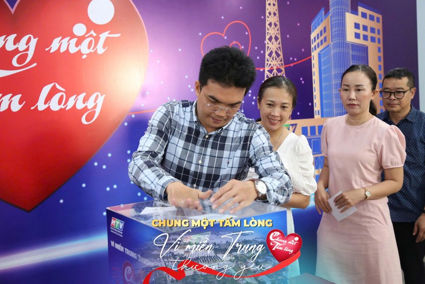 Sôi nổi không khí quyên góp quỹ "Chung một tấm lòng: Vì miền Trung thương yêu" - Ảnh 34.