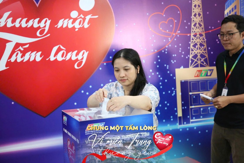 Sôi nổi không khí quyên góp quỹ "Chung một tấm lòng: Vì miền Trung thương yêu" - Ảnh 33.