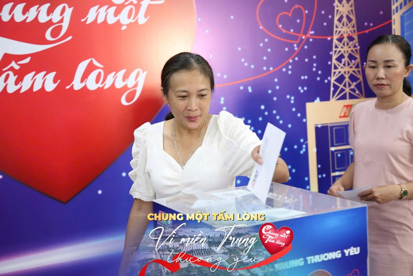 Sôi nổi không khí quyên góp quỹ "Chung một tấm lòng: Vì miền Trung thương yêu" - Ảnh 32.