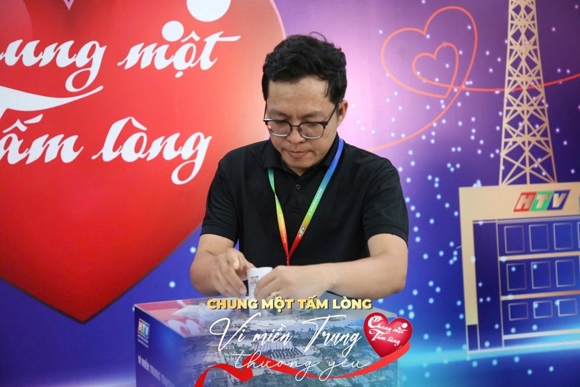 Sôi nổi không khí quyên góp quỹ "Chung một tấm lòng: Vì miền Trung thương yêu" - Ảnh 35.