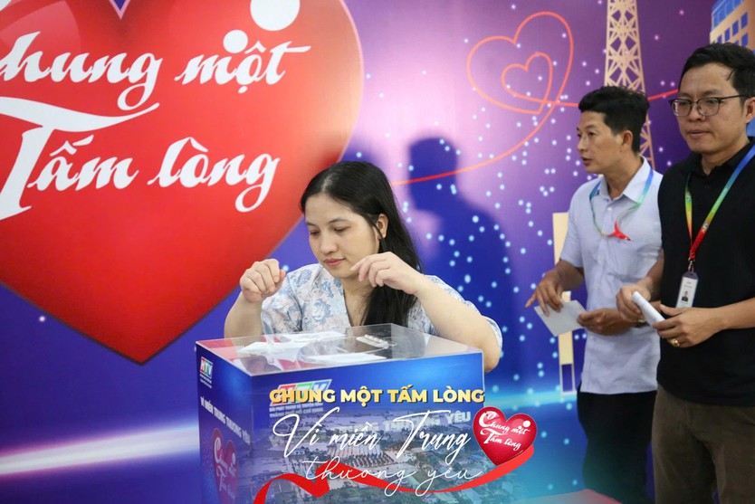 Sôi nổi không khí quyên góp quỹ "Chung một tấm lòng: Vì miền Trung thương yêu" - Ảnh 37.