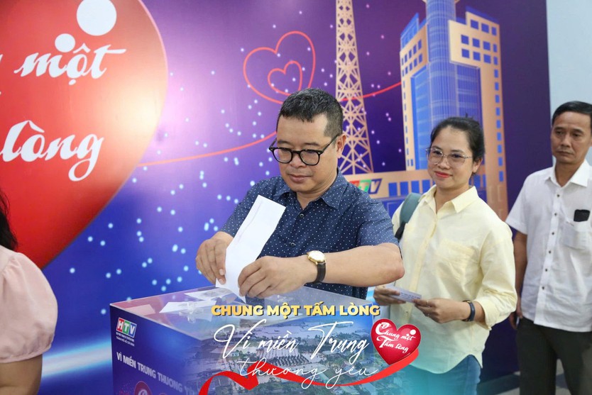 Sôi nổi không khí quyên góp quỹ "Chung một tấm lòng: Vì miền Trung thương yêu" - Ảnh 40.