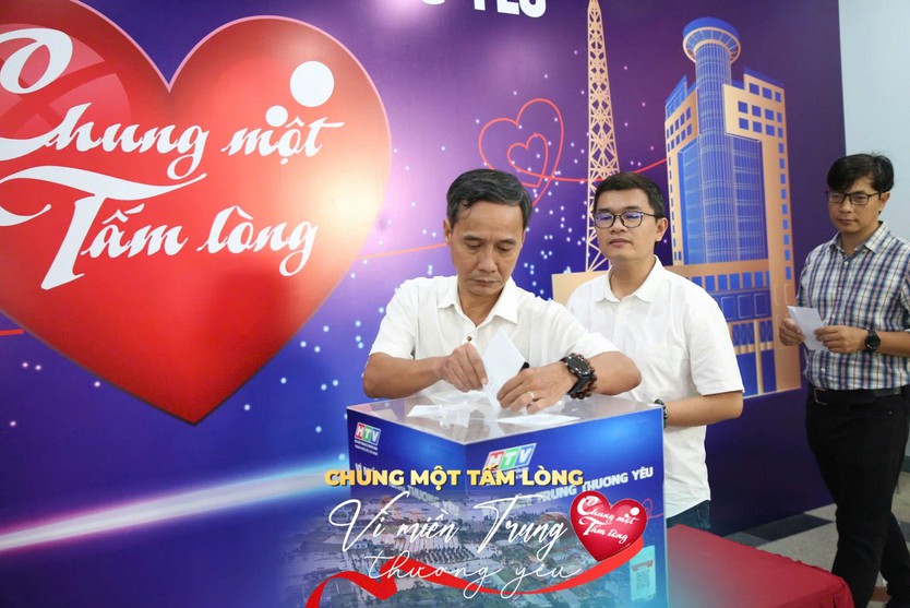 Sôi nổi không khí quyên góp quỹ "Chung một tấm lòng: Vì miền Trung thương yêu" - Ảnh 41.