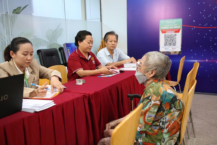 Thời sự HTV ngày 24/11/2025 | Nghĩa tình ruột thịt trong “rốn lũ”- Ảnh 3.