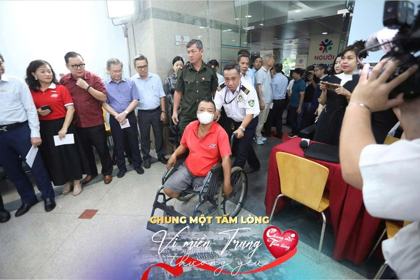 Tình người vượt nghịch cảnh: Hai chàng thanh niên khuyết tật "Chung một tấm lòng: Vì miền Trung thương yêu"!- Ảnh 6.