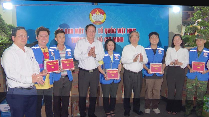 Lãnh đạo TP. Hồ Chí Minh thăm, động viên tình nguyện viên - Ảnh 2.
