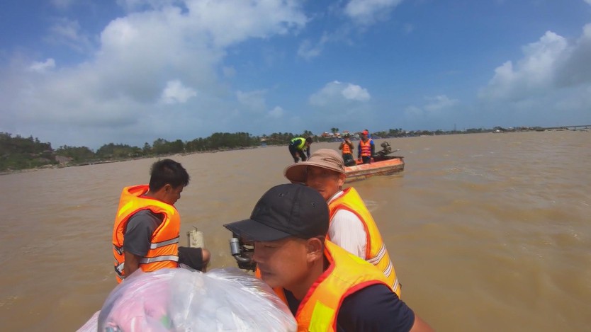 Đắk Lắk: Thôn Phước Giang, xã Hòa Xuân vẫn bị chia cắt hoàn toàn - Ảnh 1.