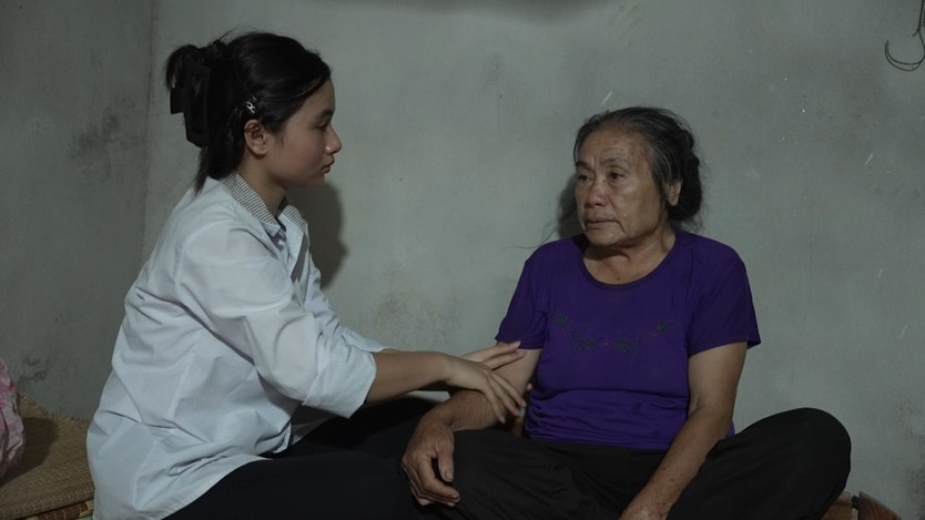 Cô bé mất cha đúng Mùng 1 Tết khiến các nghệ sĩ xót xa - Mái ấm gia đình Việt - Ảnh 3.