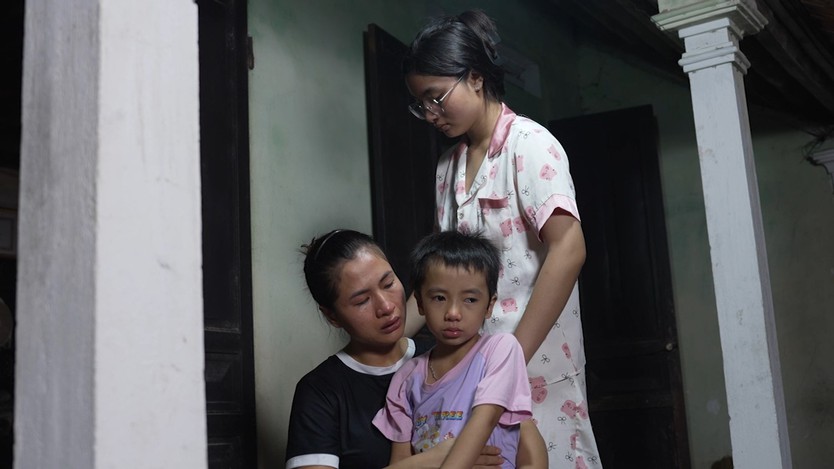 Cô bé mất cha đúng Mùng 1 Tết khiến các nghệ sĩ xót xa - Mái ấm gia đình Việt - Ảnh 2.