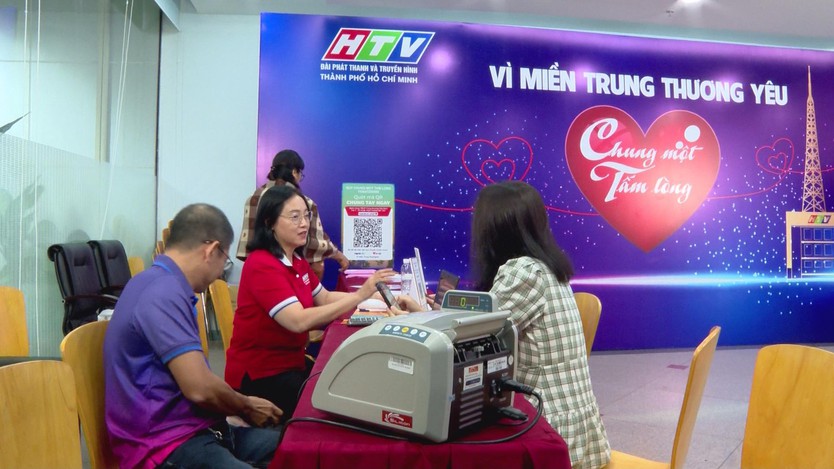 Nhiều người dân TP. Hồ Chí Minh tiếp tục ủng hộ đồng bào miền Trung bị thiên tai lũ lụt tại quỹ "Chung một tấm lòng" - Ảnh 4.