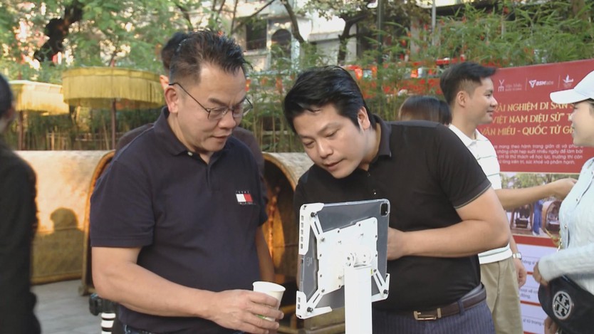 Trải nghiệm di sản số “Việt Nam diệu sử” tại Văn Miếu Quốc Tử Giám - Ảnh 2.