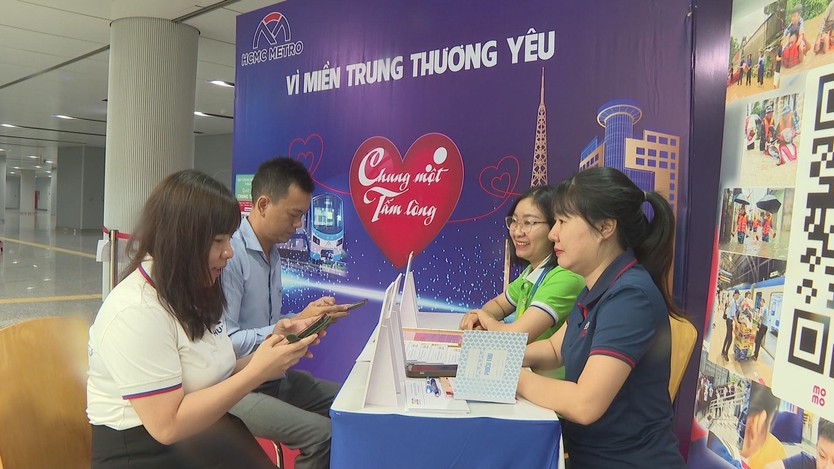 Người dân TP.HCM chung tay ủng hộ đồng bào miền Trung tại các ga Metro số 1 - Ảnh 2.