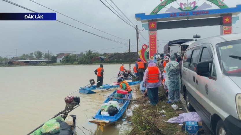 TP. Hồ Chí Minh huy động mọi nguồn lực giúp bà con vùng lũ khắc phục hậu quả - Ảnh 3.