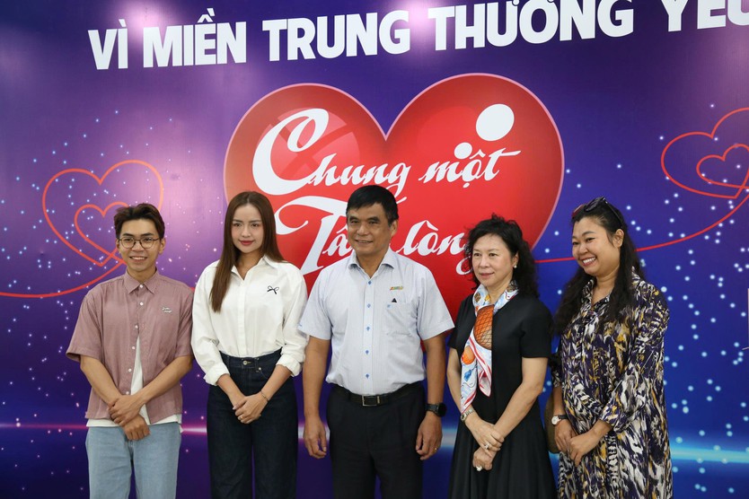 Nhiều tấm lòng chung sức hướng về miền Trung qua quỹ “Chung Một Tấm Lòng”- Ảnh 2.