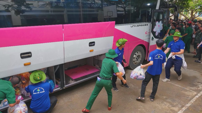 TP. Hồ Chí Minh tăng cường lực lượng hỗ trợ Nha Trang khắc phục hậu quả sau bão lũ - Ảnh 11.