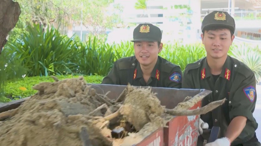 TP. Hồ Chí Minh tăng cường lực lượng hỗ trợ Nha Trang khắc phục hậu quả sau bão lũ - Ảnh 1.