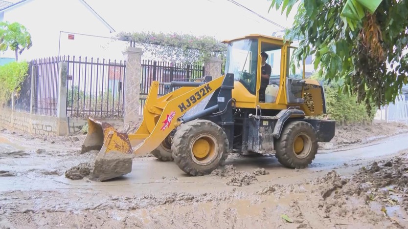 TP. Hồ Chí Minh tăng cường lực lượng hỗ trợ Nha Trang khắc phục hậu quả sau bão lũ - Ảnh 6.