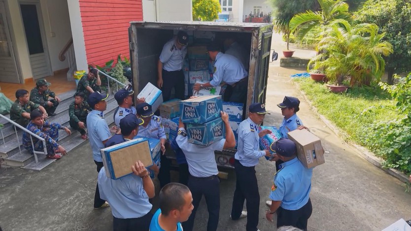 TP. Hồ Chí Minh tăng cường lực lượng hỗ trợ Nha Trang khắc phục hậu quả sau bão lũ - Ảnh 8.