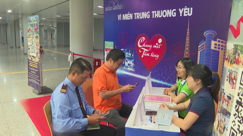 Người dân TP. Hồ Chí Minh tiếp tục ủng hộ đồng bào vùng lũ thông qua Quỹ "Chung một tấm lòng"  - Ảnh 2.