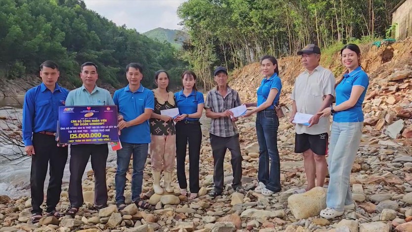 Người dân TP. Hồ Chí Minh tiếp tục ủng hộ đồng bào vùng lũ thông qua Quỹ "Chung một tấm lòng"  - Ảnh 3.