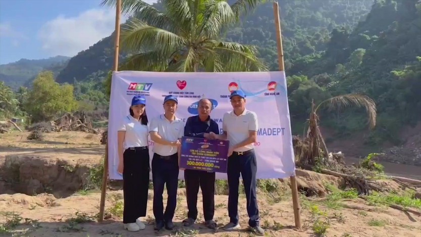 Người dân TP. Hồ Chí Minh tiếp tục ủng hộ đồng bào vùng lũ thông qua Quỹ "Chung một tấm lòng"  - Ảnh 4.