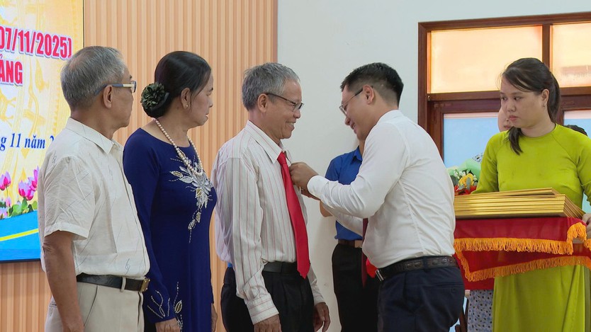 Phường Phú Thọ Hòa trao Huy hiệu Đảng, kỷ niệm 108 năm Cách mạng Tháng Mười Nga - Ảnh 3.