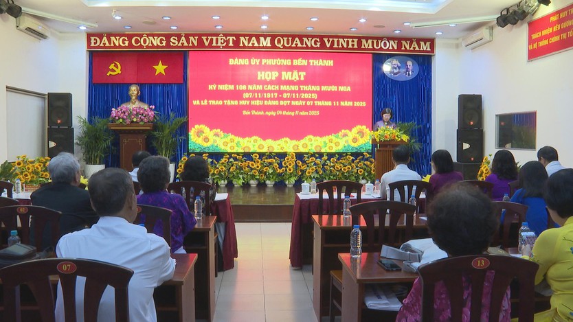 Phường Bến Thành trao tặng Huy hiệu Đảng, kỷ niệm 108 năm Cách mạng Tháng Mười Nga  - Ảnh 4.