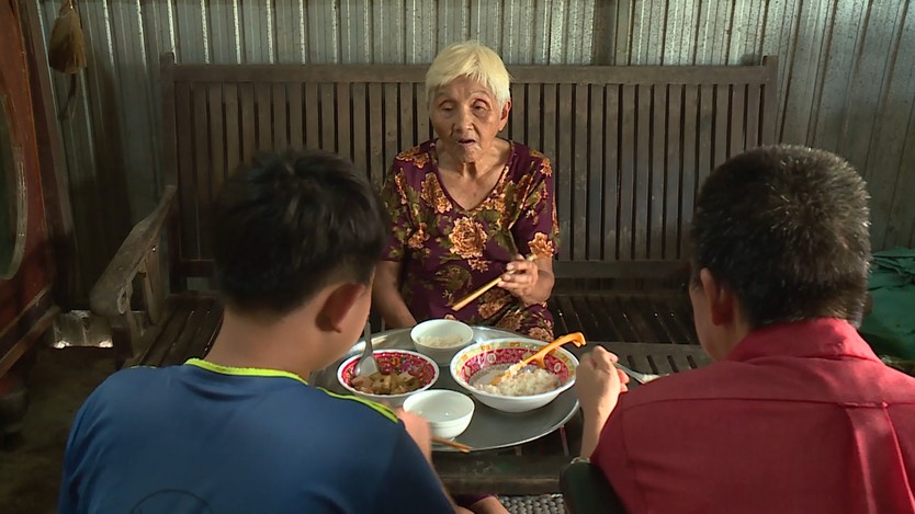 Quốc Thái: "Con chỉ mong cha khỏe lại, bà sống lâu với con" - Mái ấm gia đình Việt- Ảnh 4.