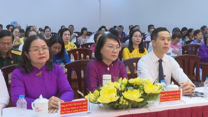 Phường Bến Thành trao tặng Huy hiệu Đảng, kỷ niệm 108 năm Cách mạng Tháng Mười Nga  - Ảnh 1.
