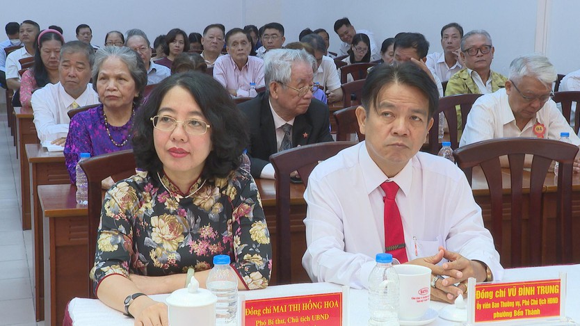 Phường Bến Thành trao tặng Huy hiệu Đảng, kỷ niệm 108 năm Cách mạng Tháng Mười Nga  - Ảnh 3.